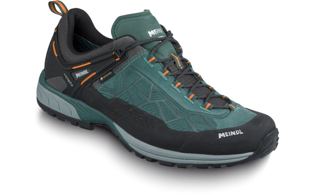 grüner Wanderschuh mit schwarzen und orangen Details