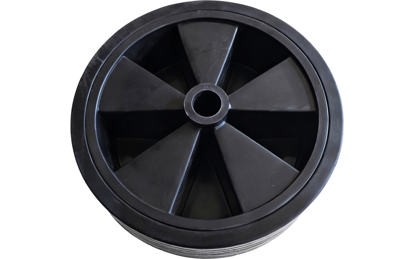 Schwarzes Kunststoffrad mit sechs dreieckigen Speichen und zentraler Bohrung auf weißem Hintergrund