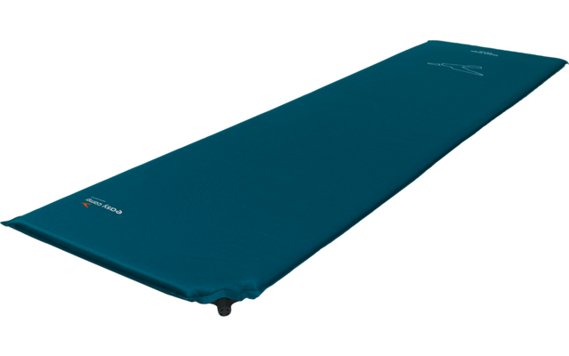 Blaugrüne aufblasbare Isomatte auf weißem Hintergrund