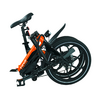 Zusammengeklapptes schwarzes und orangefarbenes Fahrrad vor weißem Hintergrund