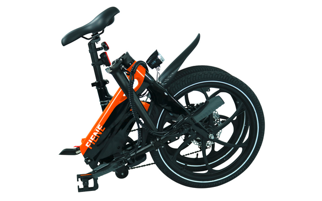 Zusammengeklapptes schwarzes und orangefarbenes Fahrrad vor weißem Hintergrund