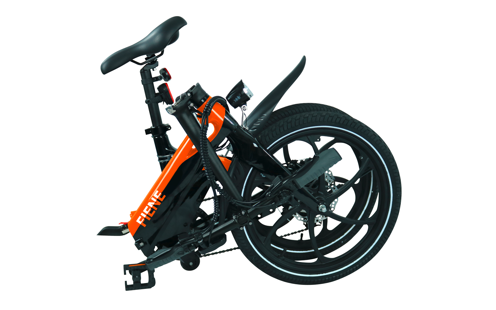 Zusammengeklapptes schwarzes und orangefarbenes Fahrrad vor weißem Hintergrund