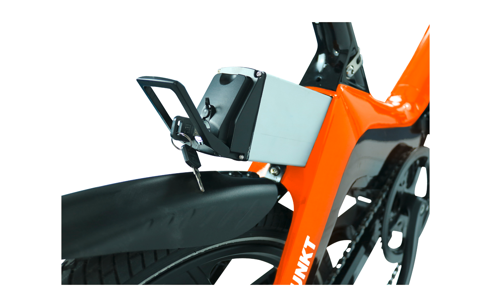 Nahaufnahme eines orangefarbenen Fahrrads mit Akkufach und hinten montiertem Schutzblech