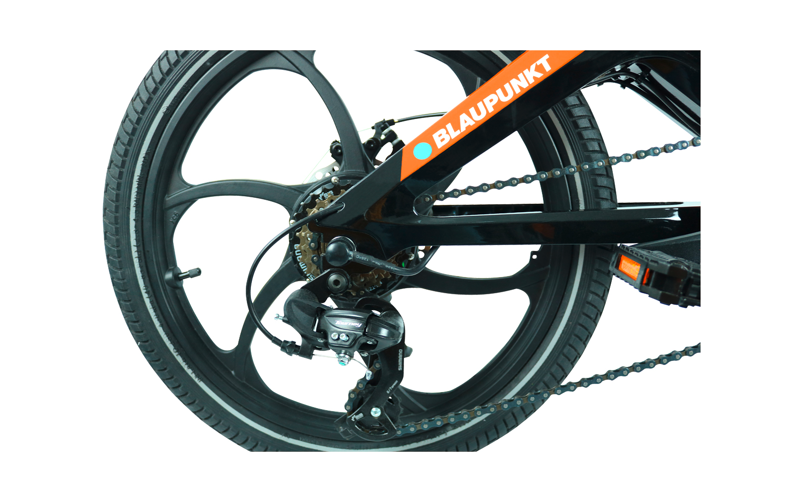 Nahaufnahme des Hinterrads und der Gangschaltung eines Fahrrads mit dem Schriftzug Blaupunkt