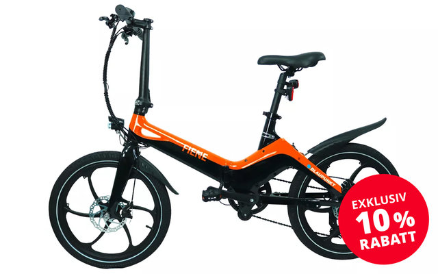 Oranges Fahrrad mit schwarzen Reifen und Sattel vor weißem Hintergrund