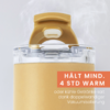 Nahaufnahme eines gelben Thermobechers mit transparentem Deckel, aufsteigendem Dampf; orangefarbener Aufkleber mit weißer Schrift 'HÄLT MIND. 4 STD WARM' und darunter 'oder kühle Getränke kalt dank doppelwandiger Vakuumisolierung'
