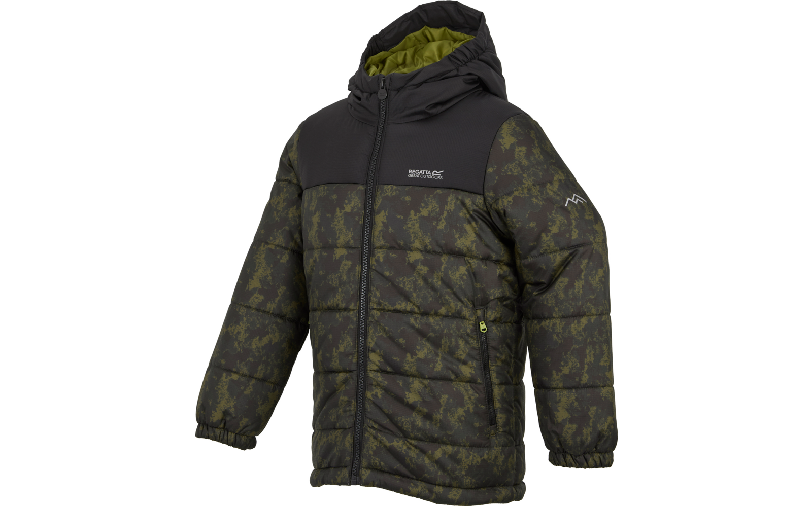 Steppjacke mit Kapuze, durchgehendem Reißverschluss, grün-schwarzem Camouflage-Muster, zwei seitlichen Reißverschlusstaschen, elastischen Bündchen und Logoprint auf Brust und Ärmel