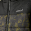 Nahe Aufnahme der Vorderseite einer Jacke mit mittigem Reißverschluss, schwarzem Oberteil, graugrün gemustertem, gepolstertem Unterteil und dem Schriftzug 'REGATTA GREAT OUTDOORS'