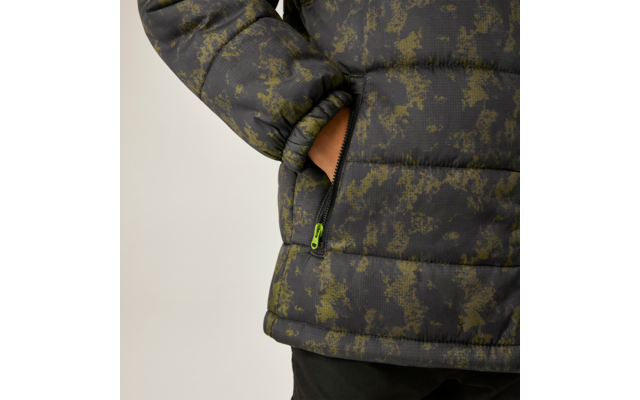 Nahaufnahme einer gesteppte Jacke mit grün-grauem Muster, Hand steckt in seitlicher Reißverschlusstasche mit neongrünem Zipper; unterer Jackenbereich und Teil einer schwarzen Hose sichtbar