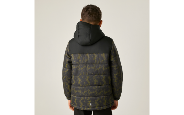 Person von hinten, trägt eine gesteppte Kapuzenjacke mit dunkelgrünem camouflageähnlichem Muster, schwarze Kapuze, kurze dunkle Haare, steht vor hellem einfarbigem Hintergrund