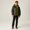 Junge steht, trägt braune Kappe, grüne Kapuzenjacke unter dunkel gemusterter Steppjacke, schwarze Hose und grün-braune Sneakers vor hellem Hintergrund