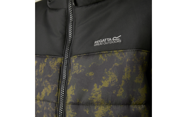 Nahe Aufnahme der Vorderseite einer Jacke mit mittigem Reißverschluss, schwarzem Oberteil, graugrün gemustertem, gepolstertem Unterteil und dem Schriftzug 'REGATTA GREAT OUTDOORS'