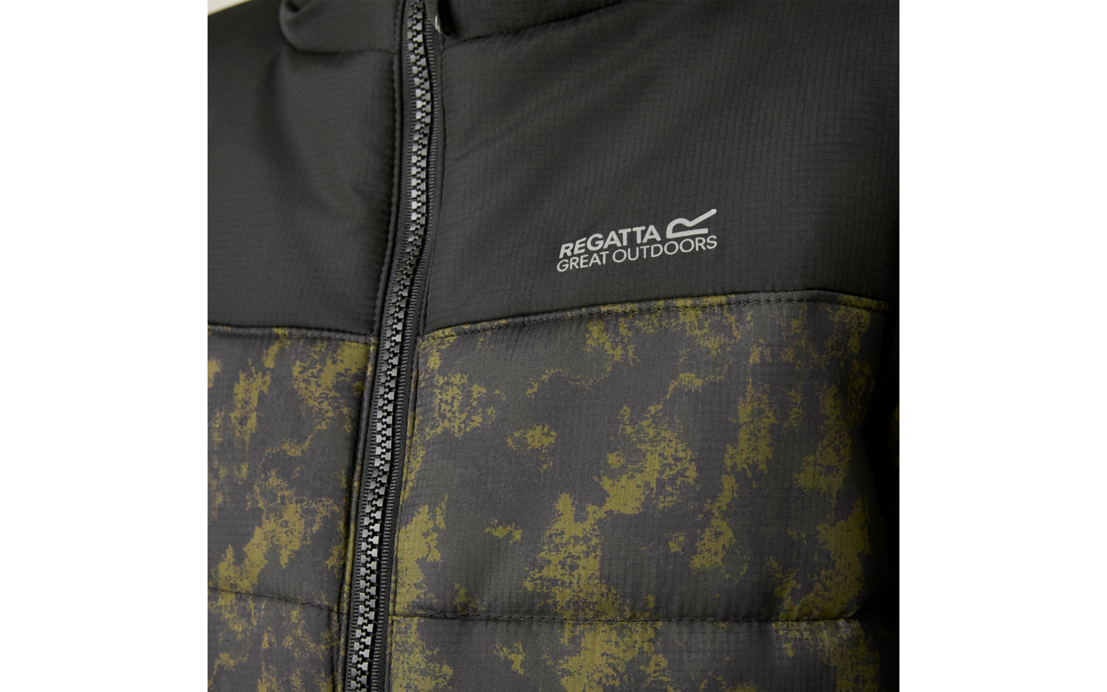 Nahe Aufnahme der Vorderseite einer Jacke mit mittigem Reißverschluss, schwarzem Oberteil, graugrün gemustertem, gepolstertem Unterteil und dem Schriftzug 'REGATTA GREAT OUTDOORS'