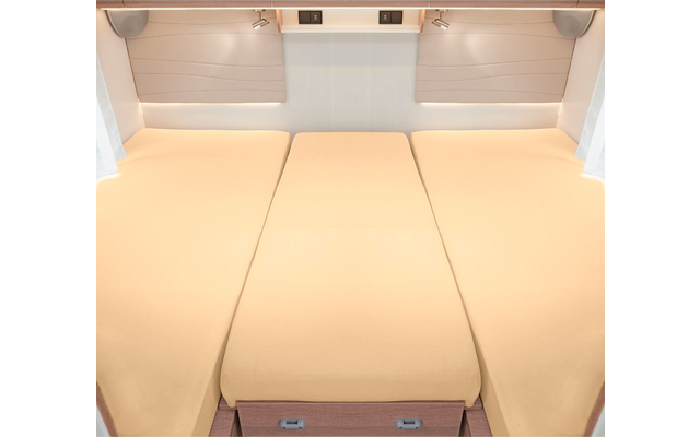 Trois matelas côte à côte dans un intérieur lumineux