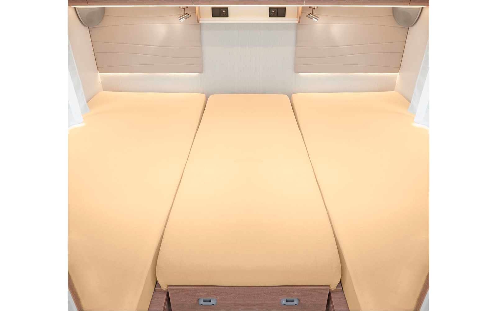 Trois matelas côte à côte dans un intérieur lumineux