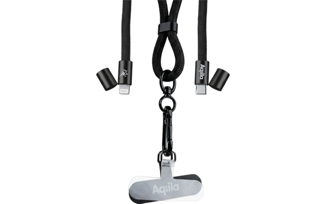 Zwei schwarze, geflochtene Bänder mit abgewinkelten Metallsteckern, silberner Anhänger mit weißer Aufschrift 'Aqiila' an schwarzem Karabiner, gelbes Logo 'Aqiila' unten rechts vor hellgrauem Hintergrund