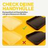 Vier Smartphone-Hüllen auf gelbem Hintergrund: zwei transparente links, zwei schwarze rechts. Grünes Häkchen zwischen dem oberen Paar, rotes Kreuz zwischen dem unteren Paar. Großer gelber Schriftzug oben: "CHECK DEINE HANDYHÜLLE". Kleiner schwarzer T