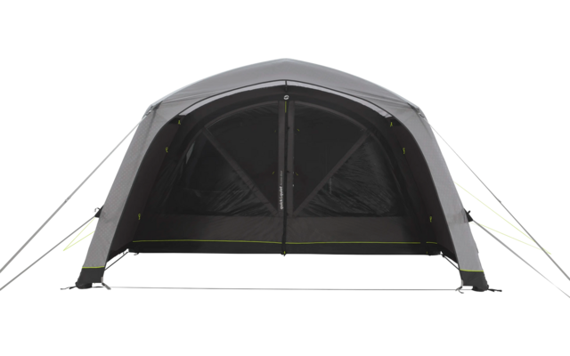 Zelt mit offenem Eingang, das auf Gras steht, Himmel im Hintergrund