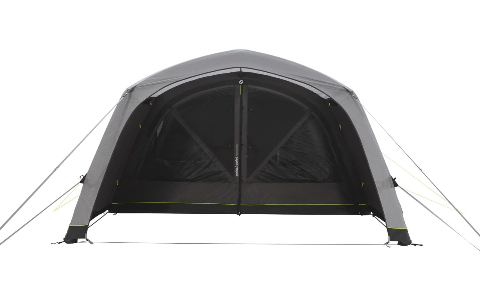 Zelt mit offenem Eingang, das auf Gras steht, Himmel im Hintergrund