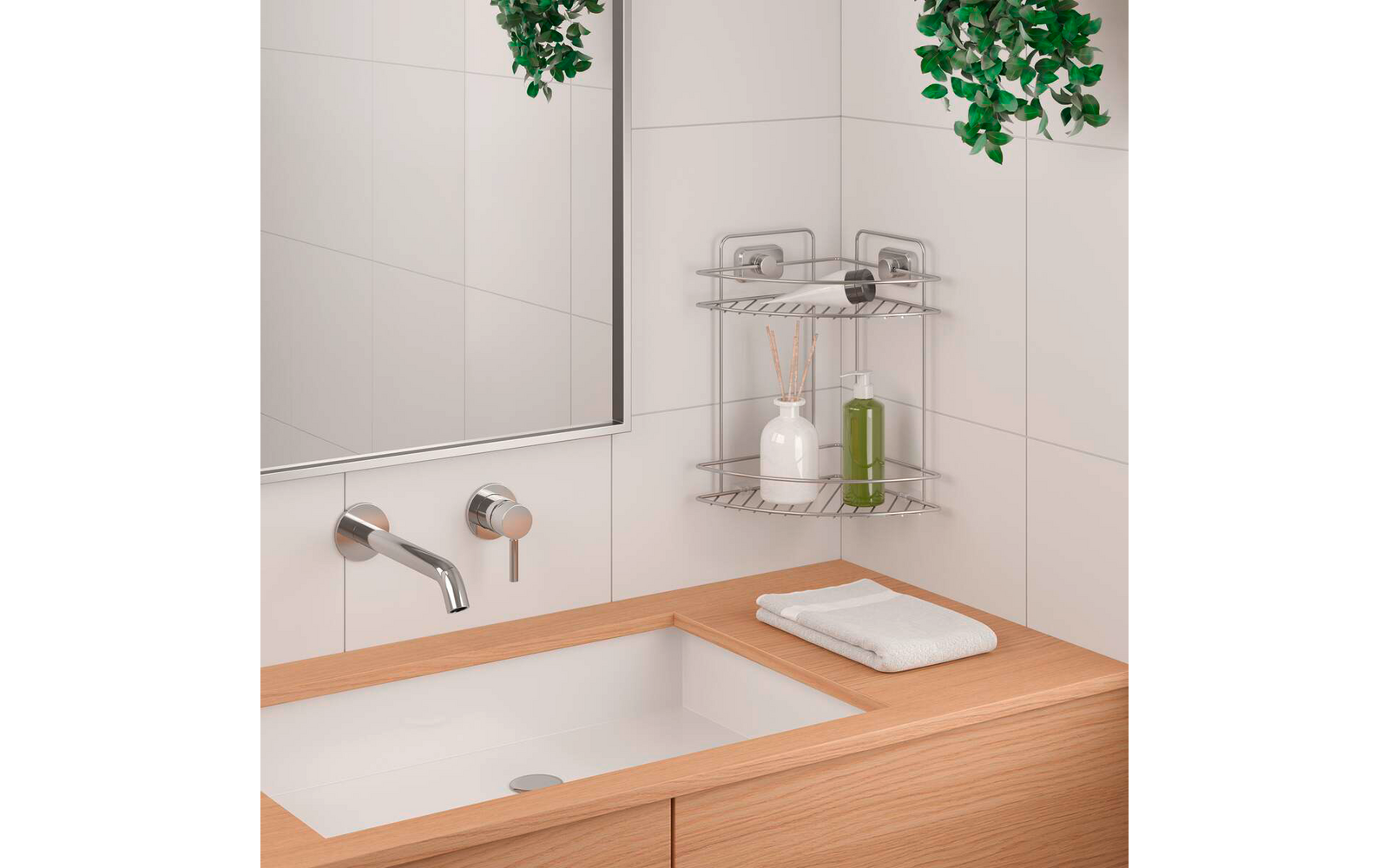 Lavabo rectangulaire blanc encastré dans un plan vasque en bois, robinet mural chromé et commande, étagère d'angle métallique à deux niveaux avec un vase blanc contenant des bâtonnets et une bouteille verte, serviette blanche pliée, miroir partiel et plantes vertes suspendues sur mur carrelé
