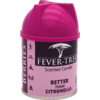 Eine Flasche Fever-Tree Scented Candle mit Duft Betten mit Citronella, rosa und lila Etikett und pinkem Deckel
