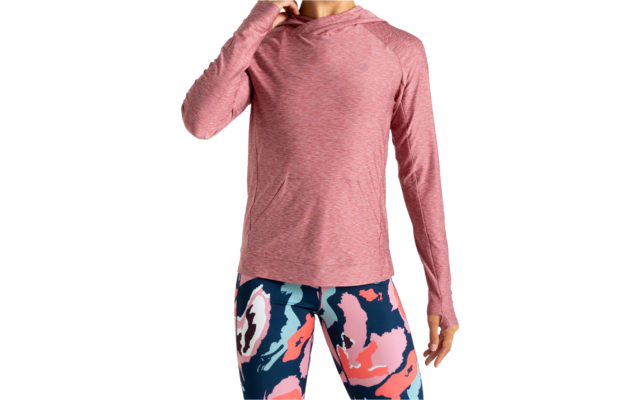 Femme portant un t-shirt à manches longues rouge et des leggings de sport colorés