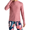 Femme portant un t-shirt à manches longues rouge et des leggings de sport colorés