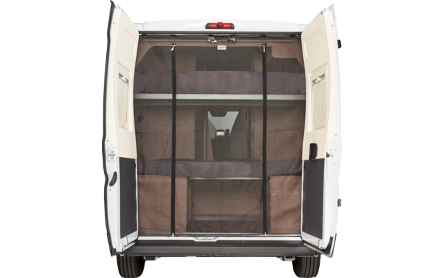 Open achterdeuren van een witte bestelwagen met een zwart gaasdoek over de laadopening; vloer en wielkassen zichtbaar