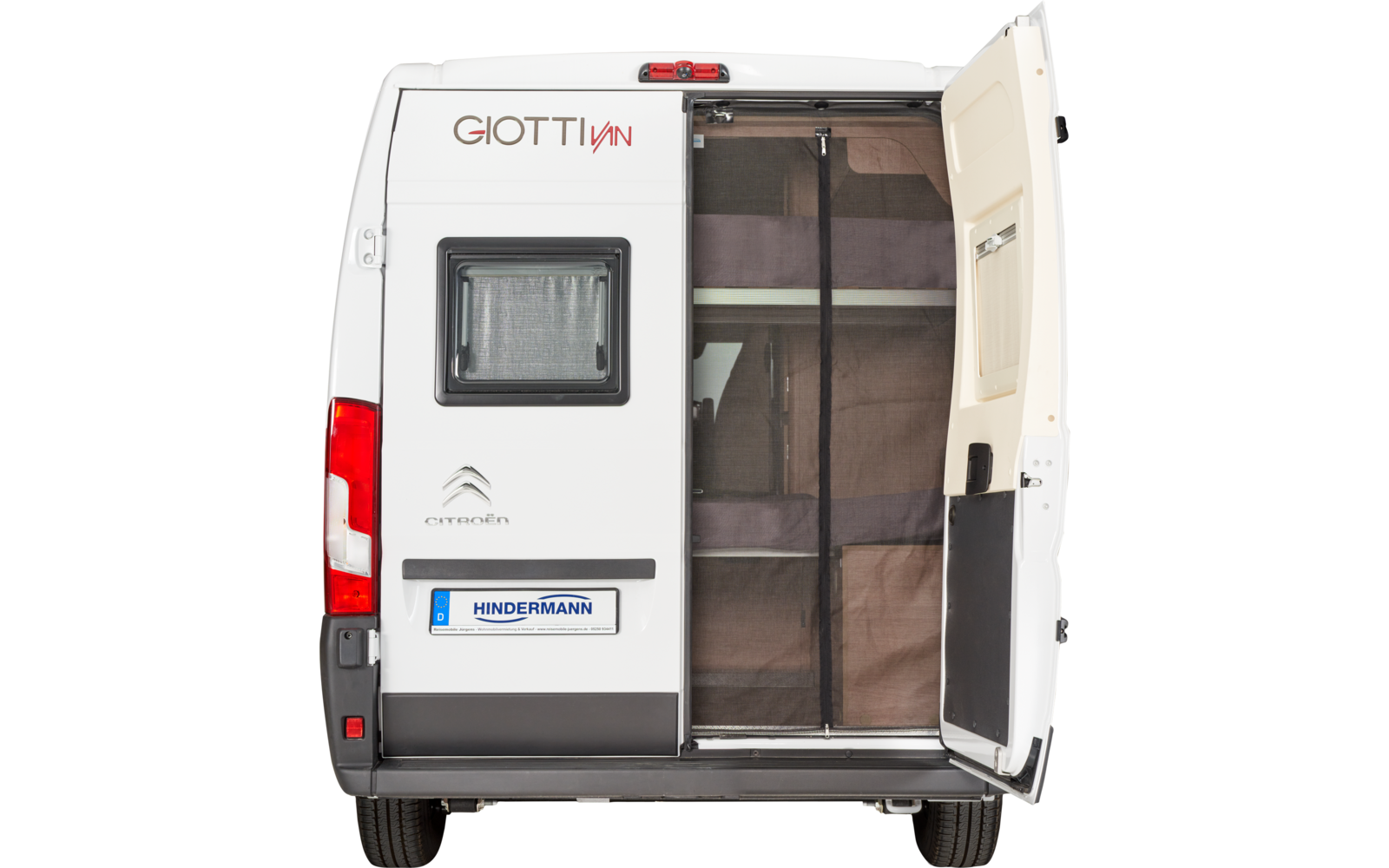 Achteraanzicht van een witte camperbus, rechter achterdeur open, linker deur gesloten met raam; opschrift 'GiottiVan' en Citroën-logo op de deur; muskietennet voor het interieur met planken zichtbaar; kenteken 'HINDERMANN' zichtbaar