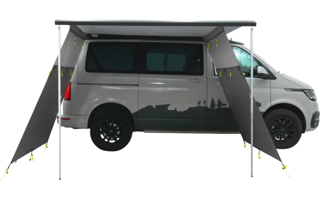 Graues Wohnmobil mit geöffnetem Türfenster und Sonnensegel, geparkt auf einem Parkplatz