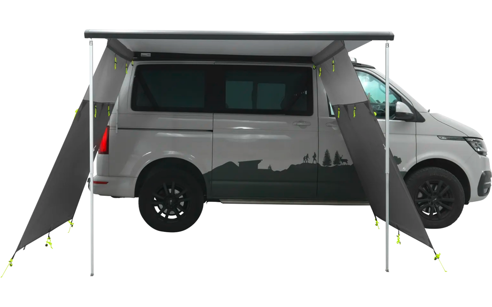 Graues Wohnmobil mit geöffnetem Türfenster und Sonnensegel, geparkt auf einem Parkplatz