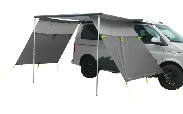 Grauer Lieferwagen mit angebautem schwarzen Vorzelt auf Asphalt