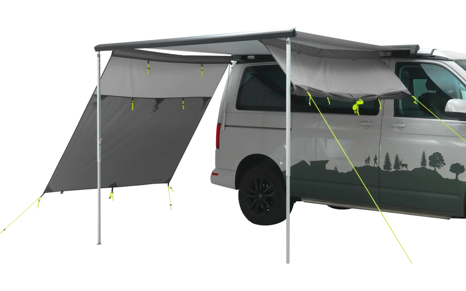 Weißer Campervan mit ausfahrbarem Seitendach und angebrachtem Vorzelt auf Parkplatz