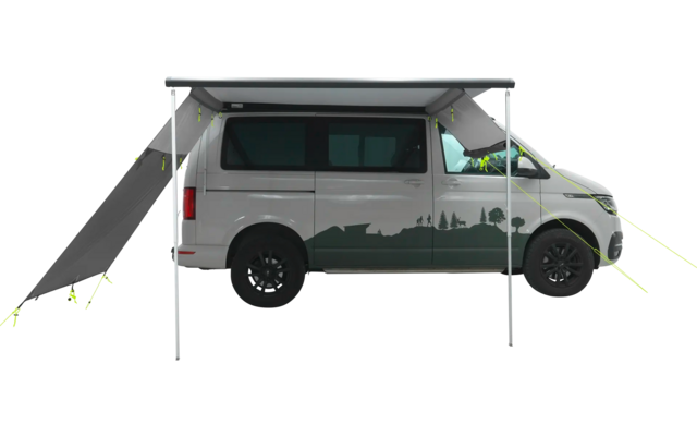 Weißer Wohnmobil-Jeep mit geöffneten Seitentüren auf weißem Hintergrund