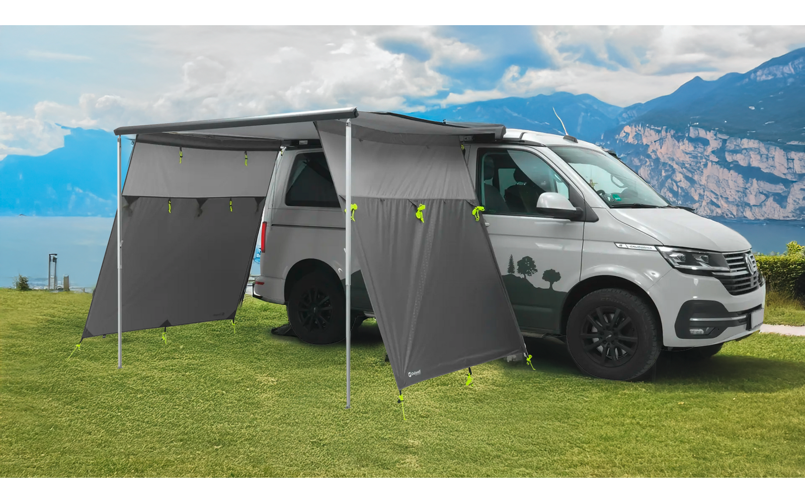 Weißer Van mit grauem Sonnenschutzvorhang an der Seite