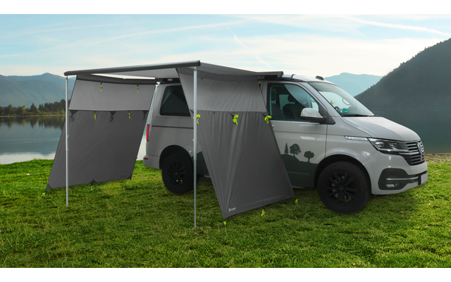 Furgoneta blanca con cortina gris de sombra solar en el lateral