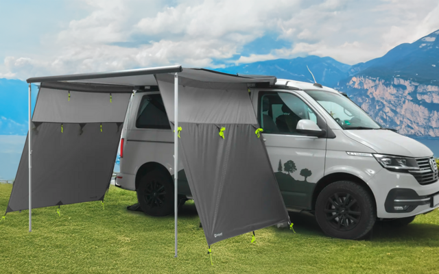 Weißer Van mit grauem Sonnenschutzvorhang an der Seite