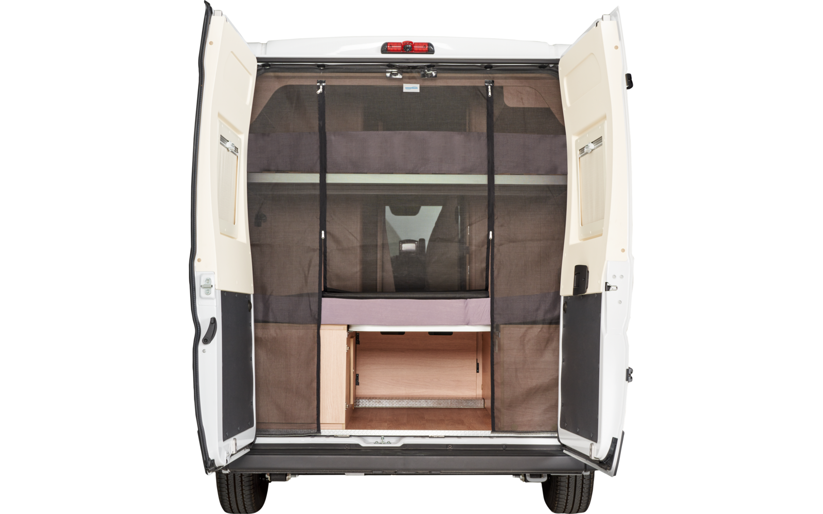 Open achterdeuren van een witte bestelwagen, zicht op de laadruimte met zwart gaasgordijn, houten opbergvak onderin en voorstoelen zichtbaar