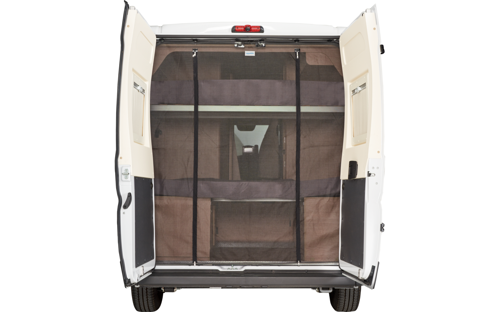 Open achterdeuren van een witte bestelwagen met een zwart gaasdoek over de laadopening; vloer en wielkassen zichtbaar