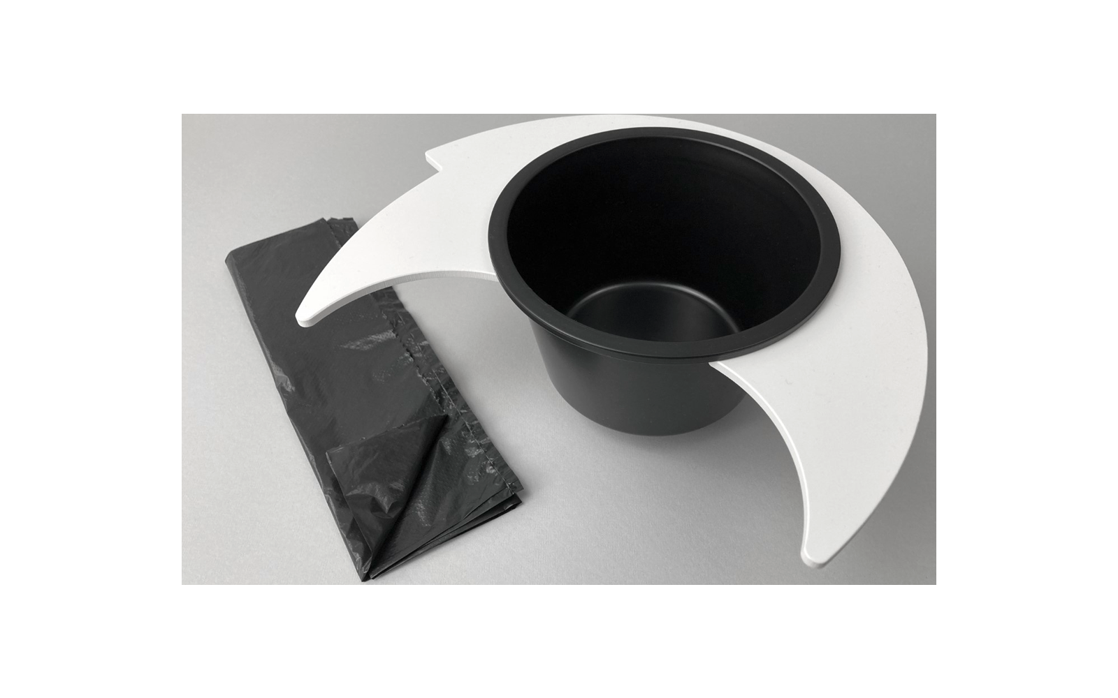 Chapeau cylindre noir avec bord blanc ondulé et emballage noir à côté