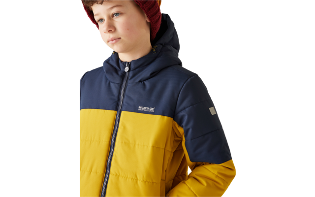 Person mit roter Mütze und gelb-blauer Jacke, blickt nach unten