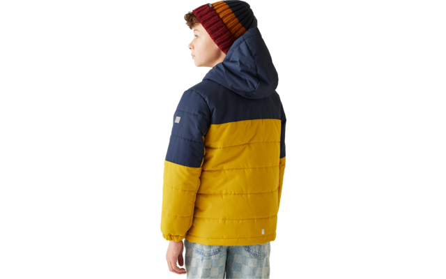 Kind trägt bunte Mütze und gelbe Jacke, seitlich fotografiert