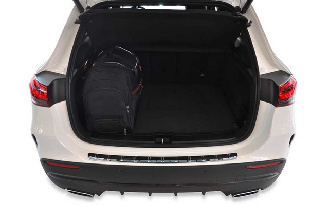 Coffre ouvert d'une voiture blanche, avec un sac à dos noir à gauche