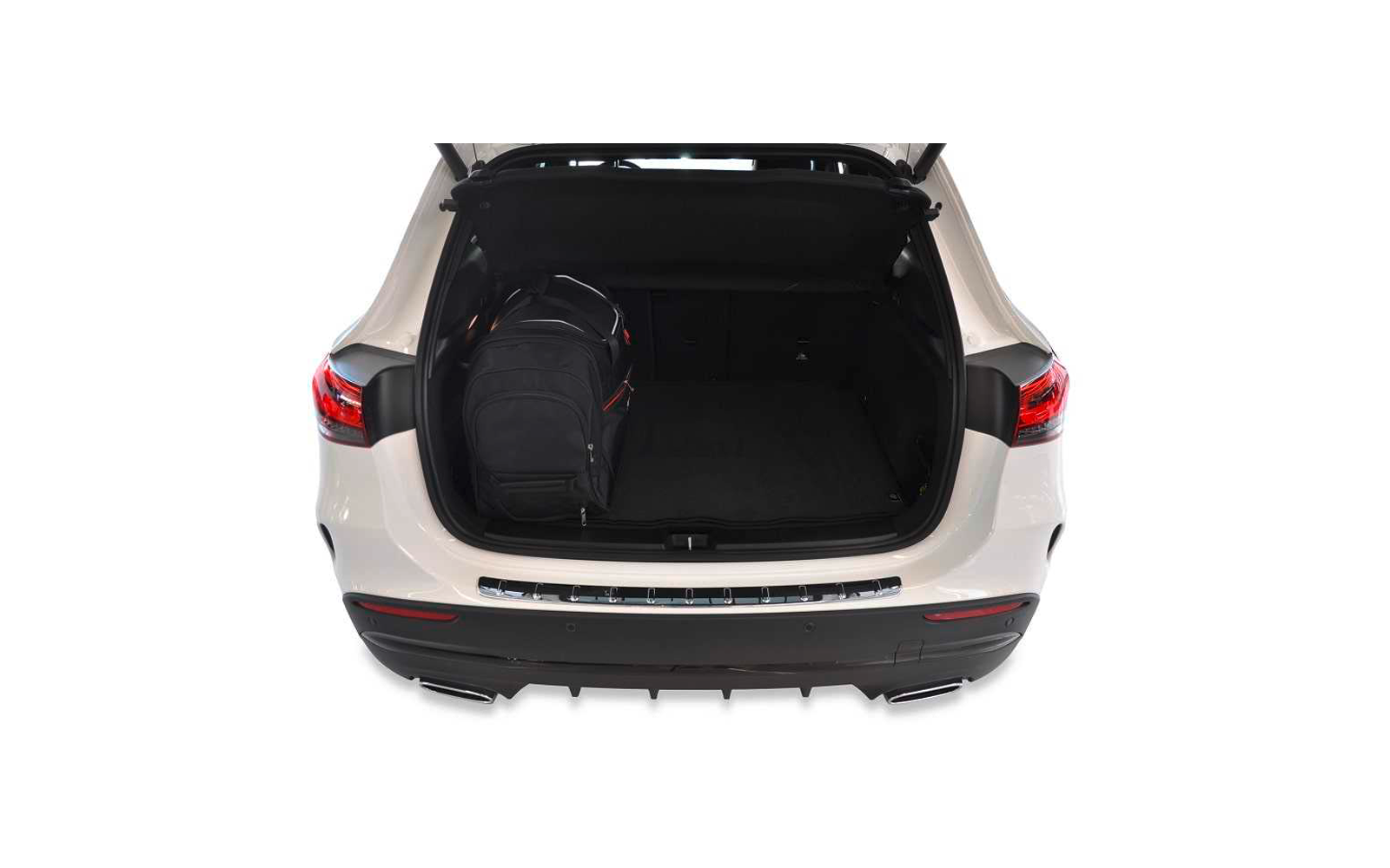 Coffre ouvert d'une voiture blanche, avec un sac à dos noir à gauche