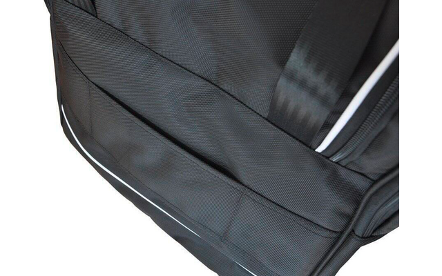 Gros plan d'un sac en tissu noir avec poche extérieure, sangle et liseré blanc