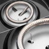 Primer plano de dos relojes mecánicos con agujas y engranajes visibles