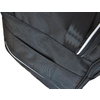 Gros plan de la partie inférieure d'un sac à dos noir montrant une poche zippée à l'avant, des coutures visibles, la texture du tissu et un liseré blanc