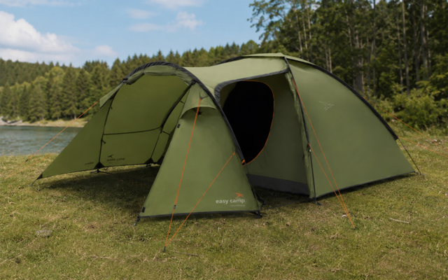Groene tent met open ingang en oranje scheerlijnen op gras, meer en bos op de achtergrond