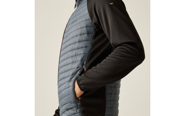 Seitliche Ansicht des Oberkörpers einer Person mit gesteppter hellblauer Front und schwarzen Ärmeln; Hand in seitlicher Reißverschlusstasche