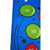 Nahaufnahme von grünen und roten Spielchips auf einem blauen Untergrund mit Zahlen